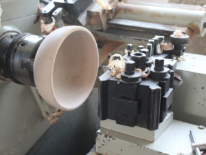 produzione al tornio di ciotole di legno